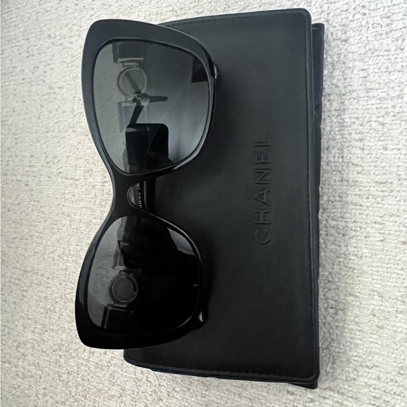 Chanel sunglasses worn one time - Picture 5 of 9